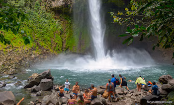 La cascade de La Fortuna est l'une des expériences incontournables pour ceux qui visitent la région. Avec la permission de : La Fortuna Costa Rica