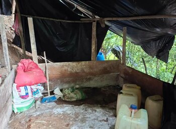 Les autorités ont également localisé un laboratoire rustique à proximité de la plantation. (PHOTO : Police nationale)