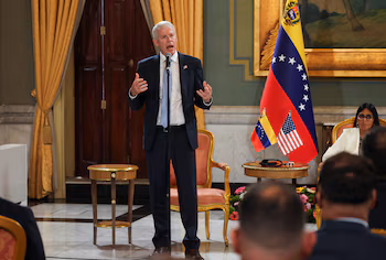 Le secrétaire américain à l'énergie Chris Wright s'exprime aux côtés du président par intérim du Venezuela, Delcy Rodriguez, lors de la signature d'un accord entre la compagnie pétrolière américaine Chevron et des représentants du gouvernement visant à étendre les opérations de l'entreprise, au Palais Miraflores à Caracas, au Venezuela. 2 septembre 2026. REUTERS/Leonardo Fernández Viloria
