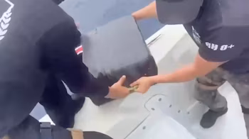 La Garde côtière nationale a récupéré deux sacs contenant 60 paquets de drogue lors d'une opération régionale contre le trafic de drogue. Crédit : Présidence de la République