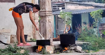 Cuisiner dans la rue - Familles cubaines sans gaz liquéfié, Cuba - Programme de surveillance alimentaire de courtoisie