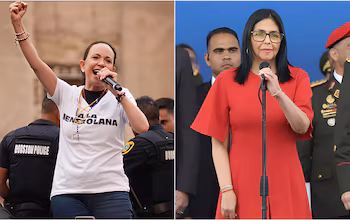 María Corina Machado vêtue de blanc avec le poing levé et Delcy Rodríguez en robe rouge devant un micro