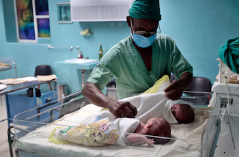 Une étude de 2018 a analysé la relation entre l’enregistrement des décès fœtaux et les décès néonatals précoces dans le système de santé. (EFE/Ernesto Mastrascusa)