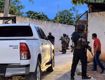 Un groupe de personnes habillées en soldats ont fait irruption lors d'un événement sportif à Zacapa, déclenchant un affrontement armé.