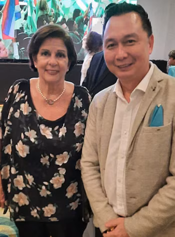 Une photographie montre Tam Zhang aux côtés de Pilar Cisneros lors de la célébration de la victoire électorale de Laura Fernández en février 2026.