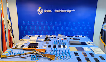 La Police y a saisi plusieurs armes, de l'argent liquide, des cartouches, des caméras de vidéosurveillance, des balances de précision, de la marijuana, de la cocaïne et plusieurs téléphones portables (Ministère de l'Intérieur)
