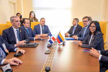 SANTO DOMINGO (RÉPUBLIQUE DOMINICAINE), 10/12/2026.- Photographie fournie par la Présidence de la République Dominicaine du président, Luis Abinader (i), s'adressant avec le président en charge du Venezuela, Delcy Rodríguez (d), lors d'une réunion ce lundi à Rome (Italie). Abinader et Rodríguez se sont rencontrés à Rome où ils ont discuté de questions politiques et économiques, dans le cadre du Forum alimentaire mondial de la FAO, organisé dans cette ville. EFE/ Présidence de la République Dominicaine /USAGE ÉDITORIAL UNIQUEMENT /PAS DE VENTES /UNIQUEMENT DISPONIBLE POUR ILLUSTRER L'ACTUALITÉ D'ACCOMPAGNEMENT /CRÉDIT OBLIGATOIRE