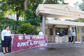 Seul le colonel Guillermo Benavides est emprisonné pour ce crime, condamné à 30 ans de prison en 1991 pour avoir transmis l'ordre d'assassiner les jésuites au groupe qui a fait irruption dans l'UCA et à qui la justice a refusé la grâce et la commutation de peine. EFE/Roberto Escobar/Archives