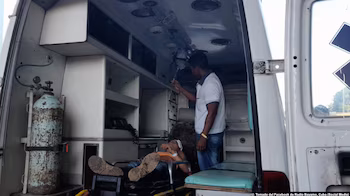 Image de référence d'une personne soignée dans une ambulance à La Havane. photo de stock