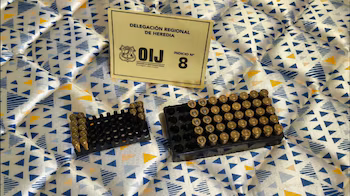 Lors des perquisitions, les agents judiciaires ont saisi des munitions, des appareils électroniques et apparemment de la drogue, des éléments qui seront analysés dans le cadre de l'enquête. Crédit : OIJ