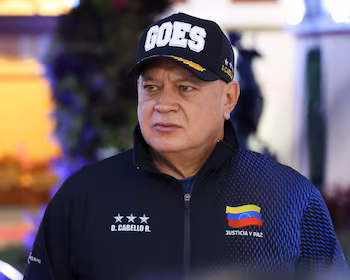 Diosdado Cabello avec une casquette noire avec l'inscription GOES et une veste sombre avec son nom et le drapeau du Venezuela