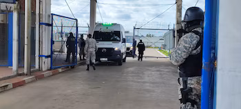 Une ambulance à la porte de Comcar, l'une des prisons les plus dangereuses d'Uruguay (@LeoPedrouza)