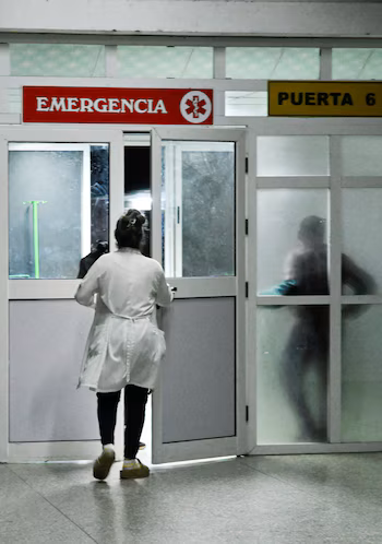 Un membre du personnel médical entre à l’hôpital provincial clinico-chirurgical "Arnaldo Milian Castro"où, selon des informations locales, des personnes blessées étaient soignées après un incident armé entre un hors-bord immatriculé en Floride et une patrouille cubaine, à un moment de haute tension avec les États-Unis, à Santa Clara, Cuba, le 25 février 2026. REUTERS/Norlys Perez