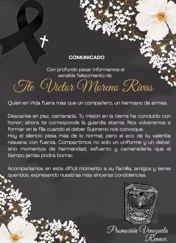 Fond sombre avec texte commémoratif, ruban noir avec croix blanche, fleurs blanches et emblème institutionnel dans le coin inférieur droit