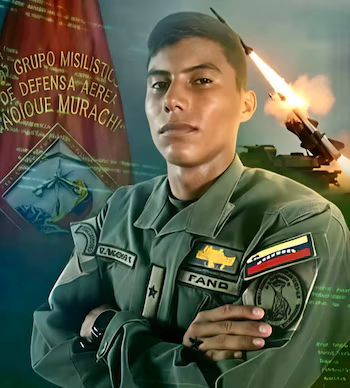 Homme en uniforme militaire, les bras croisés devant une bannière et une illustration d'un véhicule lançant un missile