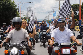 Les gens font du motocyclette lors d'une manifestation en faveur de la chef de l'opposition María Corina Machado et pour exiger des élections libres, à Valence, au Venezuela, le 17 octobre 2026. REUTERS/Juan Carlos Hernandez