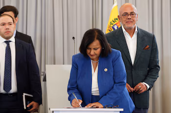 L'ancienne députée de l'opposition Dinorah Figuera signe des accords lors de la journée de clôture du troisième cycle de pourparlers du dialogue national entre le gouvernement du Venezuela et l'opposition, à Caracas, Venezuela, le 21 octobre 2026. REUTERS/Leonardo Fernandez Viloria