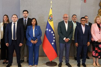 Les représentants des deux délégations après la clôture du troisième cycle de négociations vers une transition démocratique au Venezuela (REUTERS/Leonardo Fernandez Viloria)