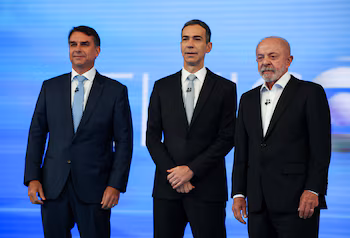 Flavio Bolsonaro, du Parti libéral (PL), et Luiz Inácio Lula da Silva, du Parti des travailleurs (PT) - qui brigue sa réélection - ont participé à un débat télévisé modéré par Cesar Tralli (REUTERS/Agustin Marcarian)
