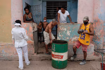 Une infirmière parle à une famille de la possibilité de se rendre dans un centre de vaccination à La Havane. Cuba, 17 juin 2021. REUTERS/Alexandre Meneghini
