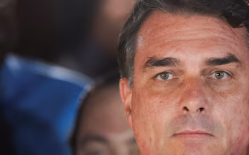 Flávio Bolsonaro a suivi le jour du scrutin entouré de son entourage au siège de campagne situé dans le quartier de Lago Sul, à Brasilia (REUTERS)
