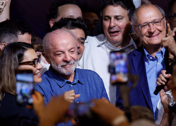 Le président brésilien Luiz Inácio Lula da Silva, candidat du Parti des travailleurs (PT) à la réélection présidentielle, célèbre avec son épouse, Rosangela 