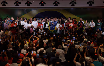 Après avoir remporté une victoire historique au second tour des élections, Lula a pris la parole depuis son bunker à San Pablo (REUTERS/Amanda Perobelli)