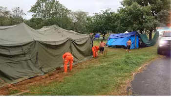 Le personnel de Sinaproc renforce les tentes qui abritent les personnes touchées par le tremblement de terre en raison de la menace constante de pluie dans la zone touchée. Tiré d'Instagram.