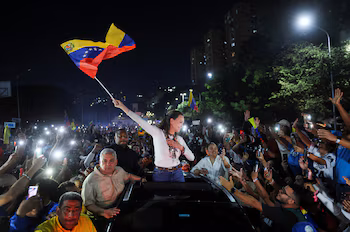 Maria Corina Machado, chef de l'opposition vénézuélienne, salue ses partisans à son arrivée à Caracas après avoir voyagé par la route depuis Barquisimeto, où elle a fait sa première apparition publique après son retour dans le pays après presque un an à l'étranger, à Caracas, Venezuela, le 25 octobre 2026. REUTERS/Leonardo Fernandez Viloria
