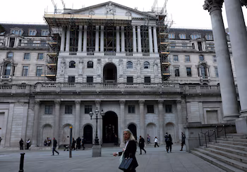Une femme marche devant la Banque d'Angleterre à Londres, en Grande-Bretagne, le 1er avril 2026 (REUTERS/Hannah McKay)