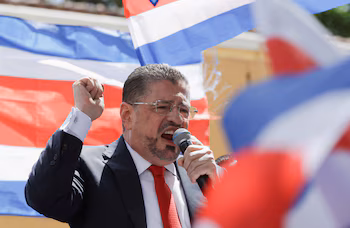 Photo d'archive : Rodrigo Chaves Robles, alors président du Costa Rica, a prononcé un discours devant ses partisans après sa comparution devant l'Assemblée législative, où les législateurs examinent une demande du Tribunal électoral suprême (TSE) visant à lever son immunité et à enquêter sur lui pour belligérance politique présumée, à San José, Costa Rica, le 14 novembre 2025. REUTERS/Mayela Lopez