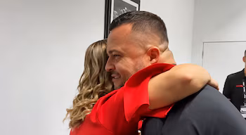 La présidente Laura Fernández a rencontré le producteur Hugo Barboza lors du concert du Grupo Firme au Stade National, le 28 mars 2026.