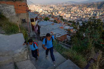 Deux enfants montent les escaliers du quartier de Catia, le mercredi 1er mars 2023, à Caracas, au Venezuela. (Photo AP/Ariana Cubillos)