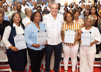 Le président Luis Abinader a remis 2 200 titres de propriété aux familles de la municipalité de Villa Altagracia. (Photo fournie par la Présidence de la République Dominicaine)
