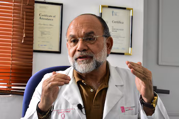 Entretien avec le Dr René Molina, spécialiste du suivi des femmes atteintes d'un cancer du sein avec des examens alternatifs - Clínica Integral de la Mujer El Salvador