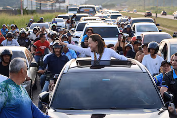 Une foule accompagne María Corina Machado vers Caracas (Vente Venezuela Press/Handout via REUTERS)