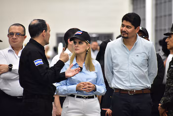 La présidente du Costa Rica, Laura Fernández Delgado, a visité le Centre de confinement du terrorisme (CECOT) en compagnie des autorités salvadoriennes pour connaître ses protocoles de sécurité et son fonctionnement interne. (Infobae Amérique centrale/Emerson Del Cid)