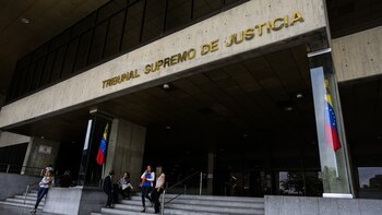 Photographie d'archives de l'entrée principale du siège de la Cour suprême de justice (TSJ) du Venezuela, à Caracas (EFE/Cristian Hernández)