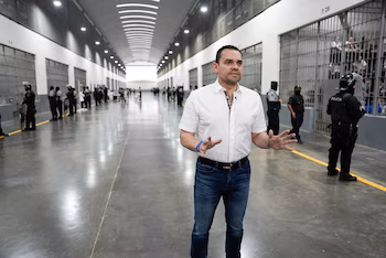 Tomás Zambrano a dirigé la délégation du Congrès hondurien qui a examiné la technologie et les mécanismes de sécurité au Salvador, en vue d'augmenter la capacité pénitentiaire en cas de capture de membres de gangs. (Image tirée des réseaux de Toás Zambrano)