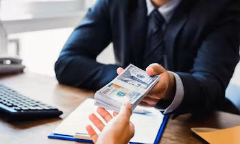 Ceux qui cherchent à créer un historique de crédit à partir de zéro peuvent opter pour une carte de crédit avec une limite basse et maintenir leurs paiements à jour.