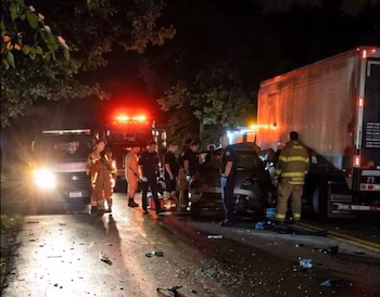 Des membres des pompiers et de la police nationale civile se sont rendus sur les lieux de l'accident de la route dans le canton d'El Havillal. (Photo avec l'aimable autorisation de VMT)